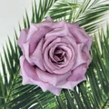 Detailansicht künstlicher 10cm Rosenkopf mit geschichteten Seidenblütenblättern - Lotuslila
