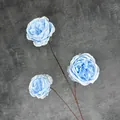 Trois têtes de roses Austin artificielles bleu clair avec pétales en soie et tige brune - Bleu