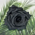 Makroansicht einer realistischen 10 cm schwarzen Kunstrose für DIY-Hochzeitsdeko - Schwarz