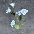 Einzelner hellblauer Delphinium-Kunstblumen-Zweig mit fünf Blüten auf Steinhintergrund - Blau