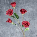 Künstlicher roter Rosenstrauß mit fünf realistischen Seidenblütenköpfen und Blättern - Rot