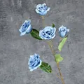 Künstlicher Eustoma-Zweig mit 5 blühenden blauen Seidenblumen und dunkelgrünen Blättern - Dunstblau