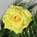 Künstlicher zitronengelber Rosenkopf auf grünem Blatt für DIY-Hochzeitsdeko - Gelb