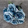 Bouquet artificiel de neuf roses en soie bleu poudré vintage pour la décoration - Bleu