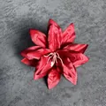 Kunstmatige donkerrode leliebloemknop met satijnen bloembladen en meeldraden - Rood