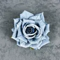 Künstliche hellblaue Rose mit Seidenblattadern und realistischen Stoffblütenblättern - Blau