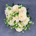 Bouquet di garofani crema e champagne con piccoli fiori bianchi e foglie verdi realistiche - Champagne