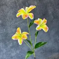 Giglio artificiale con tre teste fiorite in vivaci sfumature di arancione e rosa - Cuore Giallo