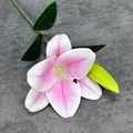 Einzelne realistische 3D künstliche rosa Lilie mit Knospe und grünen Blättern - Nute Rosa