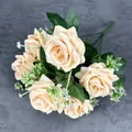Bouquet aus künstlichen Samtrosen in Champagner mit Blättern und weißen Blüten - Champagner