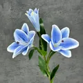 Künstliche 3-köpfige Lilienblume in Himmelblau mit weißen Rändern für die Deko - Blau