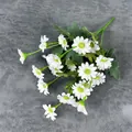 Einzelner Strauß künstlicher weißer Gänseblümchen mit grünen Staubblättern und Laub - Weiß