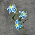 Kunstmatige blauwe vlamlelie met drie bloeiende bloemhoofden en groene bladeren - Blauw