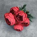 Bouquet di peonie artificiali rosso scuro con cinque fiori e foglie verdi realistiche - Rosso