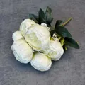 Bouquet di 7 peonie artificiali bianche in seta con foglie su sfondo grigio neutro - Bianco