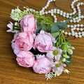 Ramo de peonías artificiales rosas sobre madera oscura con collar de perlas decorativo - Rosa