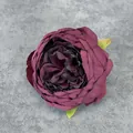 Testa di peonia artificiale bordeaux con petali di seta e base di foglie verdi - Borgogna