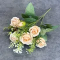 Künstlicher Strauß aus 10 champagnerfarbenen Rosen mit grünen Blättern für die Hochzeit - Champagner