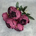 Bouquet artificiale di sette peonie rosso scuro con petali in seta e foglie verdi vere - Borgogna