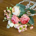 Bouquet di peonie artificiali rosa scuro e color carne su sfondo di legno scuro - Bicolore Champagne Pesca Rosa