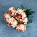 Bouquet di peonie finte arancio pesca con petali rigogliosi e foglie verdi per decor - Caramello