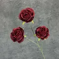 Kunstmatige rozen met drie koppen in dieprood voor elegante bruiloftsdecoraties - Donkerrood