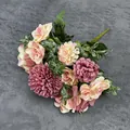 Ramo de rosas rosas, pompones magenta y hojas verdes sobre fondo de punto oscuro - Rosa de Otoño Rojo Ladrillo