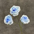 Drie lichtblauwe kunstmatige parelrozen met realistische groene stelen voor decoratie - Lichtblauw