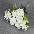 Kunstmatig wit rozenboeket met groene bladeren en kleine bloemen voor decoratie - Wit