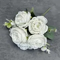 Bouquet di cinque pivoine bianche in seta con foglie verdi per decorazioni nuziali - Bianco