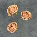 Kunstmatig champagne rozenboeket met drie grote zijden bloemhoofdjes en groene bladeren - Bruin