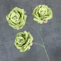Rose artificielle vert matcha à trois têtes pour une décoration élégante et mariages - Vert