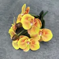 Orquídea artificial 3D en amarillo y naranja con tallos verdes de aspecto natural - Naranja