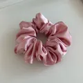 Elegante lichtroze satijnen scrunchie met glanzende zijden textuur en rijke plooien - Bessenroze Medium