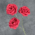 Rose artificielle rouge en soie à trois têtes avec pétales et feuilles réalistes - Rouge
