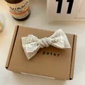 Detailweergave van de Franse vintage kanten haarstrik op een natuurlijke geschenkdoos - Klein