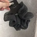 Detalle de un coletero coreano de malla negra con lunares y etiqueta nyunyu en gris - Negro