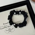 Coletero negro elegante con perlas blancas y tachuelas para un look vintage francés - Negro