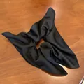 Chouchou élégant en satin noir avec grand nœud sur un fond en bois naturel - Noir