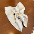 Chouchou élégant en satin doré champagne avec finition soyeuse et design à volants - Abricot Beige