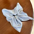 Chouchou à nœud en satin gris argenté élégant avec texture soyeuse sur bois - Gris Bleu