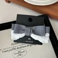 Elegante pinza para el pelo con lazo de tela gris y encaje blanco en tarjeta - Clip de Pico de Pato con Lazo de Doble Capa