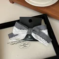 Pinza para el cabello con lazo gris y encaje blanco en tarjeta de presentación - Pinza Resorte Lazo con Cintas Cortas