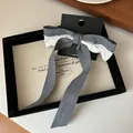 Elegante pinza de pelo de tela gris con encaje blanco y cintas largas sueltas - Pinza Cocodrilo Lazo con Cintas Largas