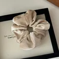 Dettaglio della trama dell'elastico per capelli in velluto oro champagne a coste - Albicocca Beige
