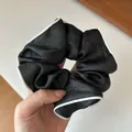 Chouchou vintage français en satin noir avec liseré blanc et tissu texturé élégant - Noir