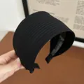 Modisches schwarzes breites Strickstirnband mit vertikaler Rippenstruktur für Damen - Schwarz