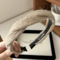 Modisches Strick-Stirnband mit Zopfmuster aus weichem khakifarbenem Plüsch für Damen - Khaki
