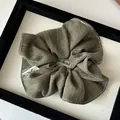 Armeegrüner Scrunchie mit Fischgrätenmuster, weißen Nähten und gewebter Textur - Grün