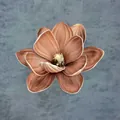 Realistischer EVA-Magnolienblütenkopf in Vintage-Braun mit weißem Rand und Staubgefäß - B4--13cm14 Größe